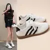 Venta al por mayor transfronteriza otoño 2026 zapatos de mujer transpirables zapatillas casuales versátiles zapatillas de running para estudiantes estilo Forrest Gump zapatillas de entrenamiento blancas