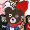 Bordado de computadora logo animal pequeño de dibujos animados oso zapatos y sombreros bolsa accesorios accesorios de ropa parche insignia tela bordada pegatinas
