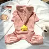 Ropa nueva de estilo coreano para gatos para otoño e invierno: Conjuntos de punto con capucha, estampado de estrellas, a rayas, de cuatro patas, que cubren la barriga, suaves y acogedores para gatitos, al por mayor