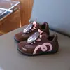 Zapatos para Niñas 2026 Primavera Nuevo Modelo Tenis Rojos Infantiles para el Año de Nacimiento, Año Nuevo Oso Fresa Tenis Forrest Gump