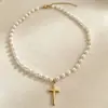 Collar Cruz de Perlas Francesas ins Nicho Lujo Ligero Colgante de Cruz Suave Versátil para Viajes Diarios Collares en Capas