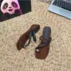 Sandálias de salto anabela com poá estilo francês para mulheres, novos sapatos de salto alto para o verão de 2026, sandálias slip-on com fivela de metal afuniladora
