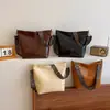 Bolsa de grande capacidade para mulheres Outono e Inverno 2023 Nova bolsa transversal de ombro retrô com alça larga textura fashion bolsa sacola para o dia a dia