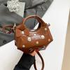 Bolso de Mano de Media Luna con Remaches de Moda Estilo Coreano para Mujer 2025 Verano Nuevo Bolso de Hombro Bolso Casual de Axila