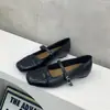 Sapatos Rasos Quadrados de Uma Tira 2026 Estilo Novo Primavera e Outono Sola Macia Patchwork Boca Rasa Salto Escondido Sapatos Mary Jane para Mulheres