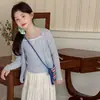 Ropa Infantil Coreana 2026 Primavera y Verano Nuevo Estilo Conjunto de Ropa para Niñas Mayores, Incluye Cárdigan, Camisola y Falda Media Conjunto de Tres Piezas