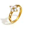 Moda Europeia e Americana Elegante Nicho Estiloso Criativo Joia de Mão Aço Inoxidável Banhado a Ouro 18K Flor Zircônia Anel de Corrente para Mulheres