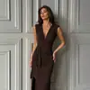 Vestido FCB transfronteiriço estilo europeu e americano elegante marrom decote V profundo sem mangas para mulheres, primavera/verão, com alças fluidas, design patchwork, cintura alta e comprimento longo, de tricô