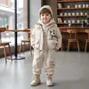 Conjunto de Inverno para Meninos e Meninas 2027 Novo Estiloso Colete de Desenho Animado Bebê Lã Espessada com Capuz Conjunto de Três Peças Atacado