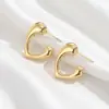 Pendientes de Corazón Dorados Estilo Europeo y Americano para Mujer, Diseño de Nicho de Lujo Ligero, Clavos en Forma de Corazón, Pendientes Versátiles Elegantes de Gama Alta