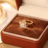 Anillo Abierto Giratorio de Circonita con Trébol de Cuatro Hojas Micro-Pavimentado Moda Lujo Accesible Nicho Moda Exquisita Anillo Ajustable para Mujeres