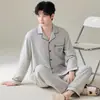 Pijama popular masculino para primavera e outono, algodão puro, manga longa, corte solto, tamanho grande, 100% algodão, pode ser usado fora de casa, cor sólida, conjunto de duas peças para casa