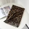 Bufanda de estampado de leopardo estilo vintage con una estética retro, de 'viejo dinero', con cachemira sintética y flecos, diseñada para mujeres, en estilo europeo y americano, adecuada para ventas transfronterizas, disponible al por mayor