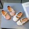 Sapatos quadrados para meninas, novidade primavera e outono 2026, estilo coreano, sapatos de boneca princesa com laço de pérola, mocassins de sola macia antiderrapantes