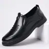 Novo modelo de sapatos casuais masculinos slip-on de couro bovino de primeira camada, estilo primavera e outono, novos sapatos casuais de negócios britânicos para homens