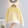 Suéter Outono e Inverno para Meninas Infantil 2024 Novo Aveludado de Visão Espessa Estilo Ocidental Gradiente de Menina Tricô Camisa Base