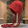 Gorro de Punto Rojo con Borla Floral para Viajes en el Oeste de Sichuan para Mujer, Gorro de Lana de Estilo Étnico Hueco para Otoño e Invierno con Protección para los Oídos, Gorro de Tejer