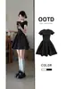 Vestido Curto Elegante Preto com Espartilho na Cintura e Mangas Curtas para Mulheres 2026 Verão Novo Estilo Slimming Decote Redondo Saia Evasê Bufante