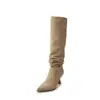 Primer Encuentro: Botines retro de ante estilo coreano con punta fina, tacón delgado y diseño fruncido, perfectos para otoño e invierno. Nueva colección de botas largas para mujer con un look estilo western