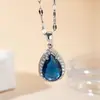 Colar de Gema Colorida Estilo Banquete Gota d'Água para Mulheres Pingente de Pera com Diamantes Inteiros Fabricante de Joias de Nicho de Alto Padrão Venda por Atacado Personalizada
