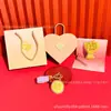 Chaveiro de Biscoito Dourado Puro para Recém-Casados Felizes Buquê de Flores Criativo Conjunto de Presente para Dia dos Namorados e Dia dos Namorados Chinês Atacado Personalizado