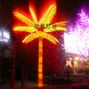 Lámpara de coco con LED verde hoja brillante de 6 m de alto y 4,12 m de ancho. Fabricante.