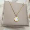 Transfronterizo nuevo de alta gama lujo nicho diseño personalidad simple acero titanio chapado en oro blanco y negro concha madre collar joyería mujeres