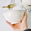 Tigela pequena simples branca pura com relevo de lótus de 4,5 polegadas para sopa e arroz, pode ser usada no micro-ondas e na lava-louças.