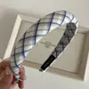 ¡Alto sentido del tejido! Diadema de seda plateada japonesa y coreana con esponja de celosía fina, estilo universitario, a cuadros, de lado ancho, con parte superior alta y craneal.