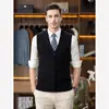 Chaleco de punto sin mangas para hombre de otoño e invierno, tejido casual de moda con cuello en V, chaleco de color liso, suéter de punto para hombres de mediana edad