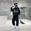 Conjunto de Moletom com Zíper Meio e Calça Jogger Duas Peças 2026 Novo Conjunto Esportivo Estiloso, Legal e Moderno para Meninos Outono
