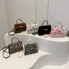 Bolso Kelly Corduroy Fresco Versátil Nuevo Verano 2024 para Mujer Bolso de Hombro de Fresa Lindo Moda Coreana Bolso Cruzado
