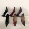 Nova coleção de primavera de sapatos de couro estilosos e elegantes com salto grosso, bico fino e peito do pé baixo, perfeitos para o trajeto e versáteis para o trabalho.