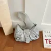 Bolso Negro Texturizado Único Estilo Dulce-Cool para Debajo del Brazo Biker con Hebilla Metálica Americana, Bolso de Media Luna, Bolso de Hombro Plegado de Moda