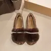 Sapatos quentes de pelúcia com sola plana femininos confortáveis corrente 2026 moda pérola novo estilo sapatos de algodão com veludo extra estilo pequeno Chanel outono e inverno criança