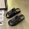 Chinelos baixos femininos para exterior de verão novos casuais estilo Chanel sandálias de sola grossa chinelos estilo muffin fada moda