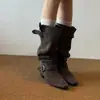 Botas apiladas plisadas con hebilla de cuero esmerilado retro para mujer, nuevo estilo otoño e invierno 2026, botas de montar de tacón grueso de pierna ancha adelgazantes
