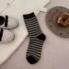 Meias listradas contrastantes estilo coreano meias femininas de cano médio meias folgadas da moda da internet celebridade ins japonesa meias longas sem costura retrô literárias