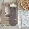 Meias femininas/infantis estilo acadêmico, meias largas versáteis, costura simples, cor contrastante, bolinhas pequenas, barra com babados, comprimento até o meio da panturrilha