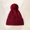 Nuevo gorro de punto para otoño e invierno con logotipo personalizado, adelgazante, forrado de polar, engrosado, a prueba de viento, cálido, con diseño trenzado y pompón