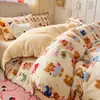 Juego de ropa de cama de cuatro piezas de terciopelo de leche con borde de concha de invierno, con un diseño de dibujos animados lindo y fresco, con una funda de edredón de vellón de coral cálida y engrosada y juego de tres piezas