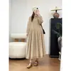 Nuevo vestido de pana de manga larga estilo otoño con cuello camisero, cierre de media botonadura y dobladillo de borde crudo.