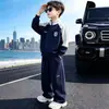 Conjunto de outono para meninos 2026 novo estilo, roupa esportiva para crianças mais velhas, conjunto casual de duas peças moderno e estiloso para o outono