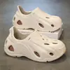 Zapatos con Agujeros para Hombre 2025 Nuevo Verano Ropa de Exterior Sandalias de Cobertura Total tipo Croc para Adolescente Antideslizantes Resistentes al Desgaste Zapatos de Playa