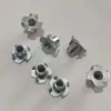 Porca forjada a frio de quatro garras M4-10 porca de inserção galvanizada para uso em móveis