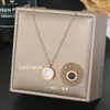 O mesmo estilo do Xiaohongshu, colar de aço titânio com algarismos romanos que não desbota para mulheres, design simples e elegante, corrente de clavícula requintada