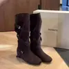Botas com Salto Interno de Couro com Fivela Empilhadas Femininas 2026 Nova Chegada de Outono Retro Maillard Versátil Emagrecedoras de Cano Alto Botas de Cavaleiro