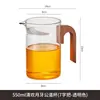 La taza de té transparente de vidrio resistente al calor del personaje principal cuenta con un filtro integrado en forma de media luna para separar las hojas de té del agua.