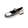 Zapatos plateados estilo francés Mary Jane para mujer, zapatos planos bajos de verano 2026 con correas de doble hebilla, adecuados para combinar con faldas, elegantes zapatos de dama