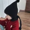 Chapéu de Tricô Infantil Estilo Coreano Outono e Inverno 2025 Novo Quente e Fofo Chapéu Integrado com PomPom de Pelo para Meninos e Meninas